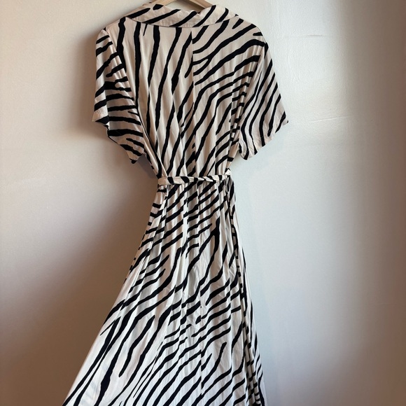 H&M Zebra Print Tie Belt Button-Down Shirt Dress – Size Large - Picture 7 of 7